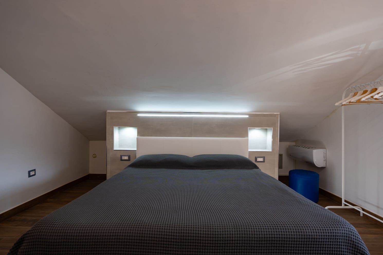 Ulisse Room, double bed headboard with soft lighting