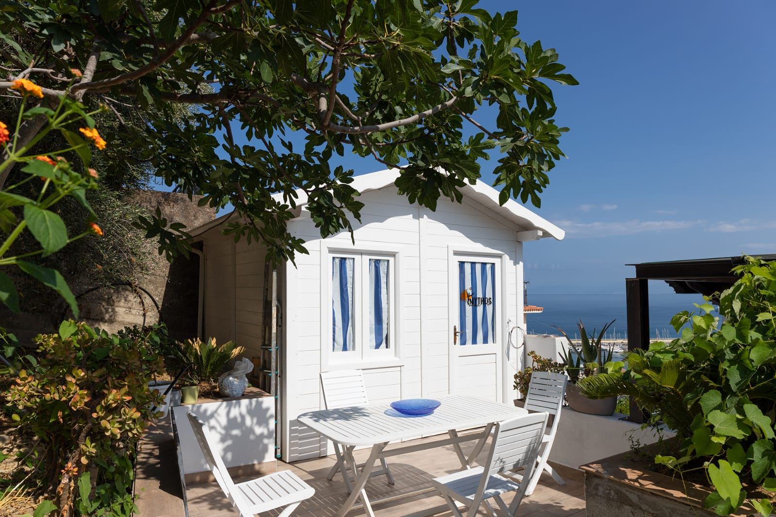 Gazebo in giardino con vista mare presso il B&B Mythos ad Agropoli